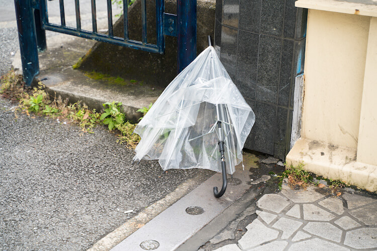 折れた傘と玄関