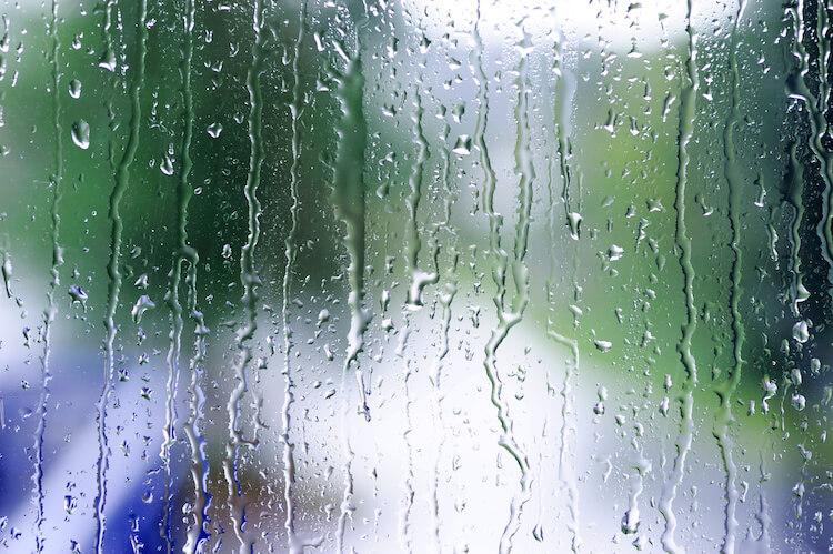 窓ガラスと雨の水滴