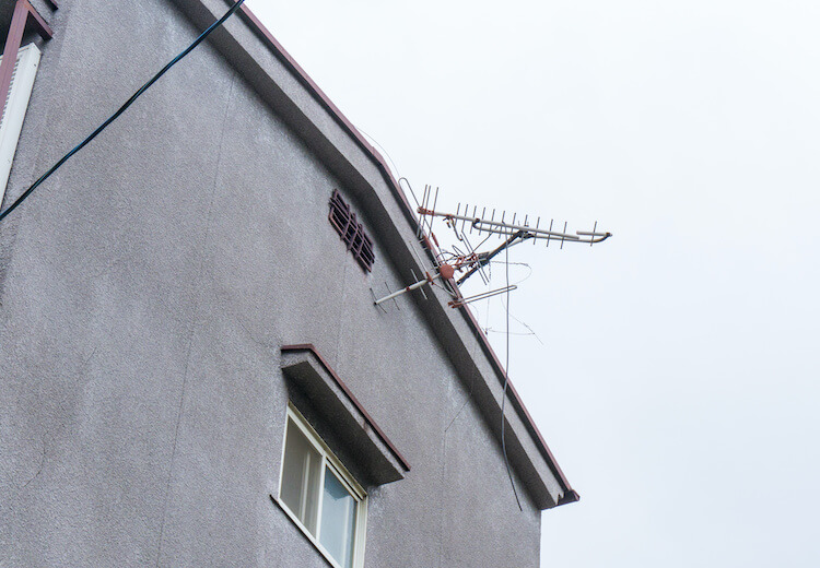 台風で倒れた屋根上のテレビアンテナ